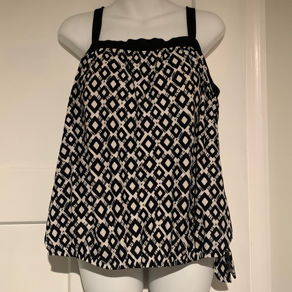 Le cove swimming top black and white size 20 with ajustable straps